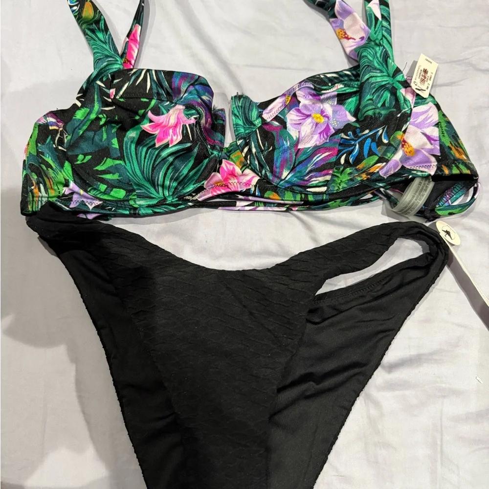 Victoria's Secret Tropical Floral Underwire Bikini Top with Black Bottoms small - Picture 2 of 5